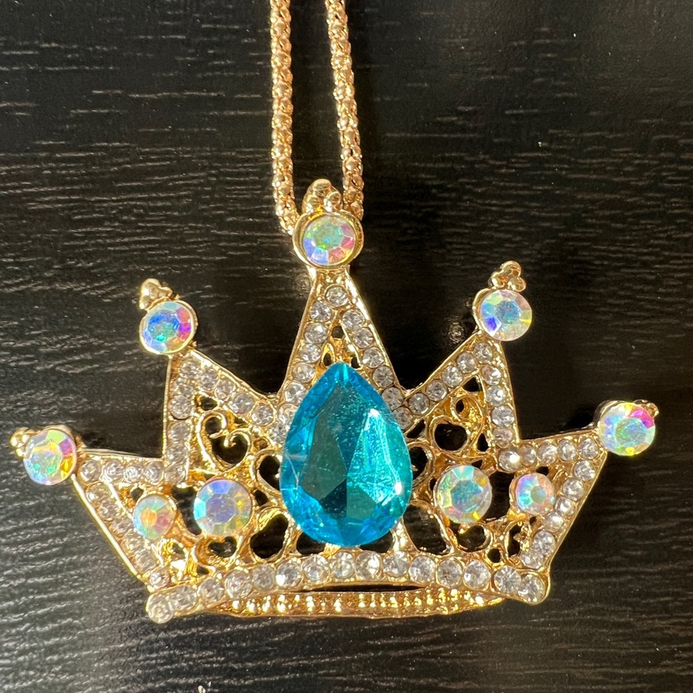 👑 NWT! Blue Queen Crown Necklace